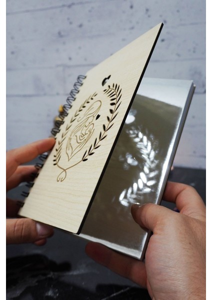 Anne Bebek Desenli Ahşap Kapaklı Defter - Çizgisiz Defter -Bebek Hatıra Defteri- A5 Anı Defteri fiyatları