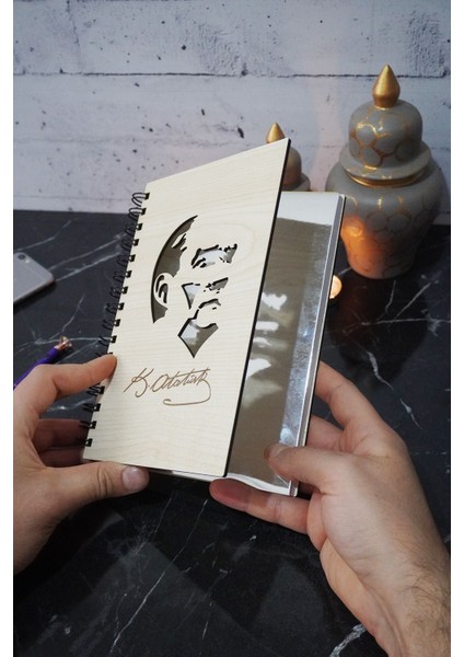 Kemal Atatürk Temalı Ahşap Kapaklı Defter - Çizgili Defter - Ajanda - Okul Defteri (A5 - 120 Sayfa) fiyatları
