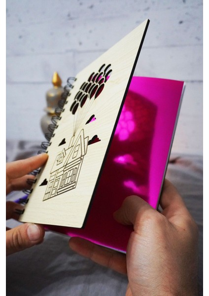 Uçan Balon Ev Desenli Ahşap Kapaklı Defter - Noktalı Defter - Ajanda - Okul Defteri (A5 - 120 Sayfa) fiyatları