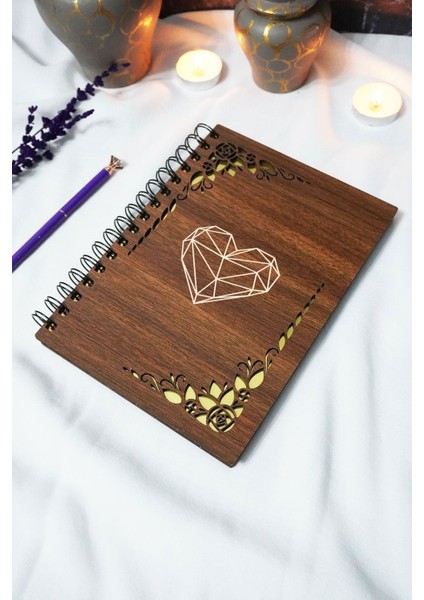 Kalp Ahşap Kapaklı Spiralli Okul Defteri - Çizgisiz Defter - 60 Yaprak (120 Sayfa) - A5 15X21 cm