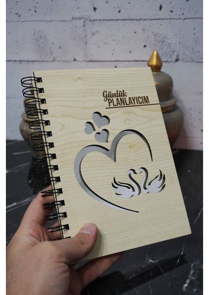 A5 Kuğu Aşk Tasarım Ahşap Kapak Günlük Planlayıcı Defter - Tarihsiz Ajanda-Süresiz Planlama Defteri