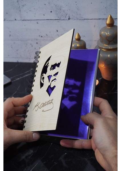 Kemal Atatürk Temalı Ahşap Kapaklı Defter - Noktalı Defter - Ajanda - Okul Defteri (A5 - 120 Sayfa) fiyatları