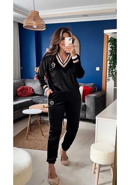 Kadın Uzun Kollu V Yaka Yakası ve Kol Ağzı Şerit Detay Armalı Kadife Takım modelleri