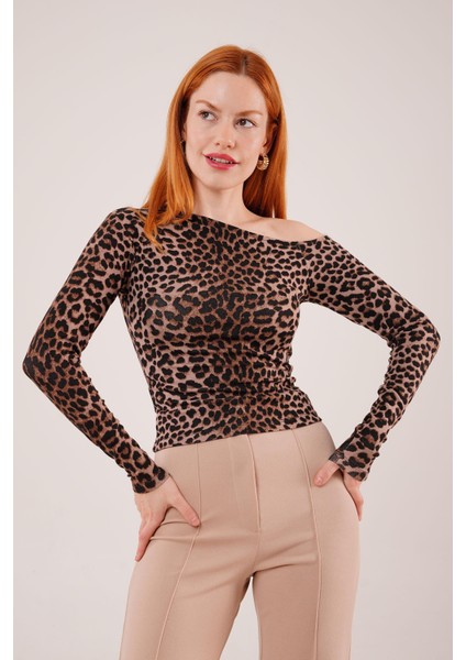 Düşük Omuz Detaylı Leopar Desen Bluz