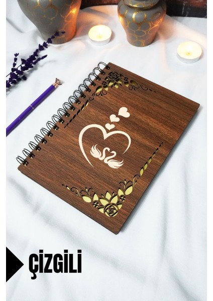 Kuğu Aşk Ahşap Kapaklı Spiralli Okul Defteri - Çizgili Defter - 60 Yaprak (120 Sayfa) - A5 15X21 cm