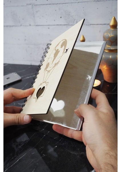 Uçan Balon Temalı Ahşap Kapaklı Defter - Çizgili Defter - Ajanda - Okul Defteri (A5 - 120 Sayfa) fiyatları