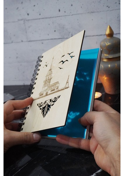 Kız Kulesi Temalı Ahşap Kapaklı Defter - Çizgili Defter - Ajanda - Okul Defteri (A5 - 120 Sayfa) fiyatları