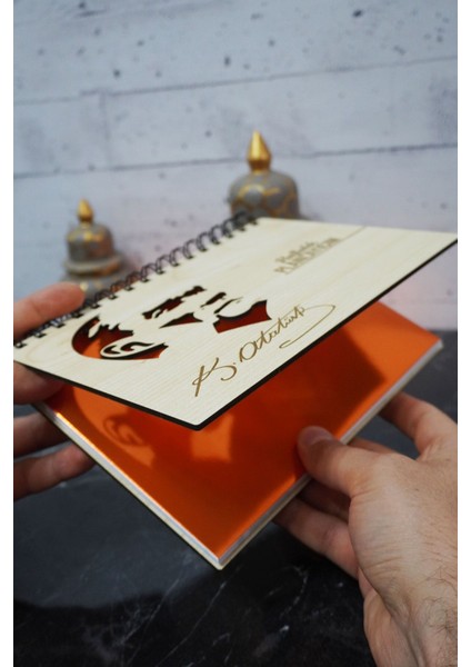 Mustafa Kemal Atatürk Ahşap Plan Defteri - Tarihsiz Ajanda - Haftalık Planlayıcı - A5 fiyatları