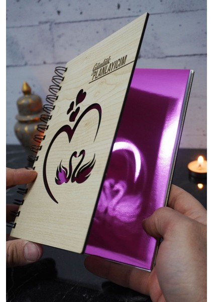 A5 Kuğu Aşk Tasarım Ahşap Kapak Günlük Planlayıcı Defter - Tarihsiz Ajanda-Süresiz Planlama Defteri