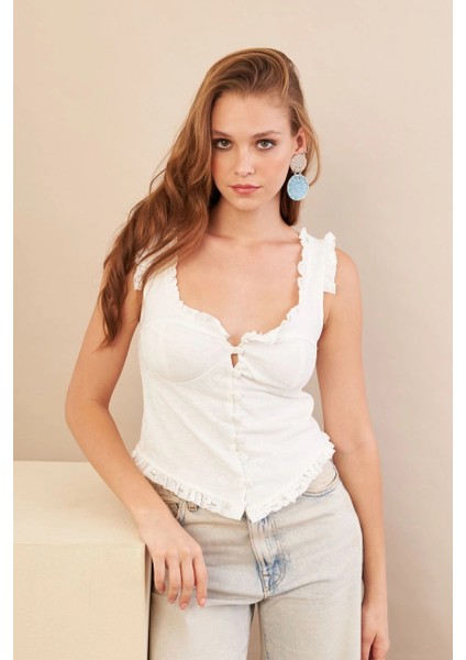 Kadın Beyaz Volanlı Düğmeli Bluz KED7324 fiyatları