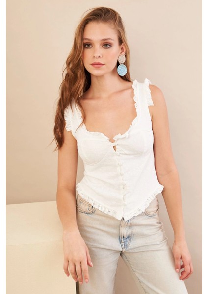 Kadın Beyaz Volanlı Düğmeli Bluz KED7324 modelleri