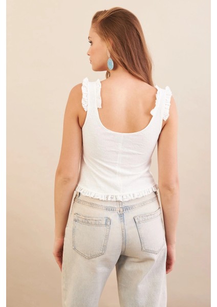 Kadın Beyaz Volanlı Düğmeli Bluz KED7324 fırsatları