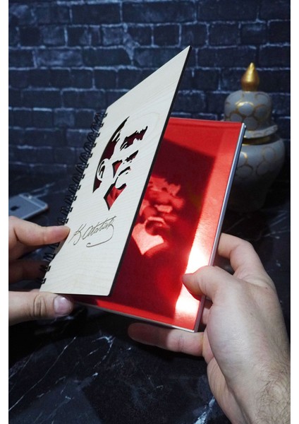 Kemal Atatürk Temalı Ahşap Kapaklı Defter - Çizgili Defter - Ajanda - Okul Defteri (A5 - 120 Sayfa) fiyatları