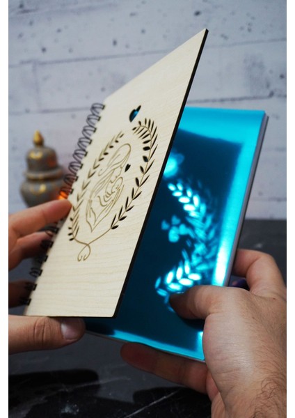 Anne Bebek Temalı Ahşap Kapaklı Defter - Noktalı Defter - Ajanda - (A5 - 120 Sayfa) fiyatları