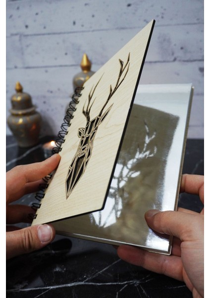 Geyik Temalı Ahşap Kapaklı Defter - Noktalı Defter - Ajanda - Okul Defteri (A5 - 120 Sayfa) fiyatları