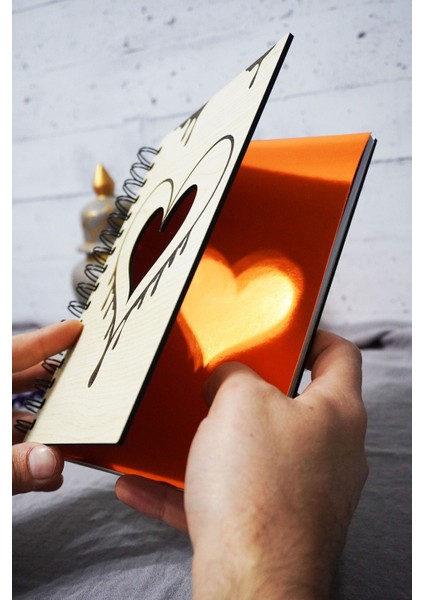 Kalp Desenli Ahşap Kapaklı Defter - Çizgili Defter - Ajanda - Okul Defteri (A5 - 120 Sayfa) fiyatları