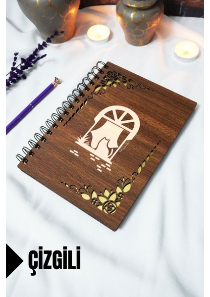 Pencerede Kedi Ahşap Kapaklı Spiralli Defter - Çizgili Defter - 60 Yaprak (120 Sayfa) - A5 15X21 cm