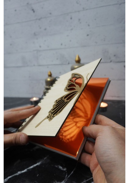 Kelebek Temalı Ahşap Kapaklı Defter - Noktalı Defter - Ajanda - Okul Defteri (A5 - 120 Sayfa) fiyatları