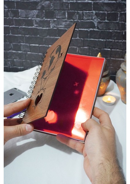 Uçan Balon Temalı Ahşap Kapaklı Defter - Çizgili Defter - Ajanda - Okul Defteri (A5 - 120 Sayfa) fiyatları