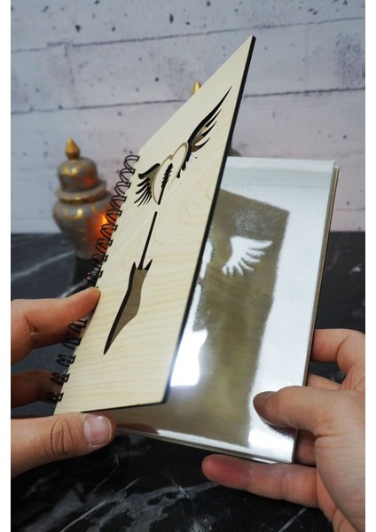 Gitar Kanat Temalı Ahşap Kapaklı Defter - Çizgili Defter - Ajanda - Okul Defteri (A5 - 120 Sayfa) fiyatları