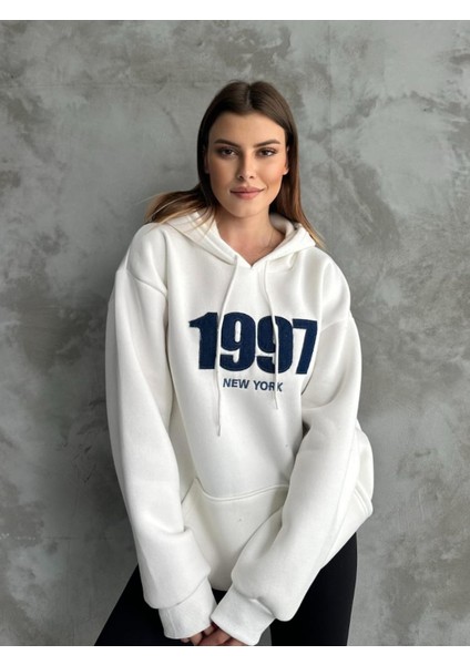 Kadın Beyaz Oversize Sweatshirt Kanguru Cepli 1997 Yazılı