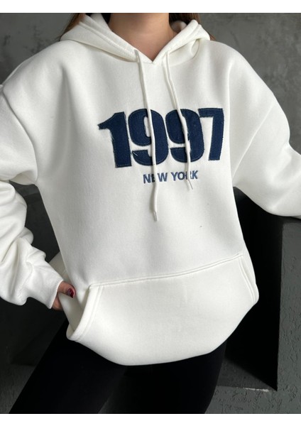 Kadın Beyaz Oversize Sweatshirt Kanguru Cepli 1997 Yazılı fiyatları
