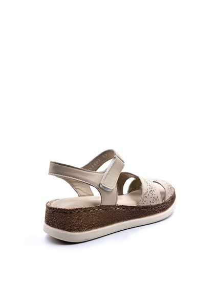 B251501 Hakiki Deri Yumuşak Taban Bej Renk Cırtlı Bantlı Kadın Sandalet fırsatları