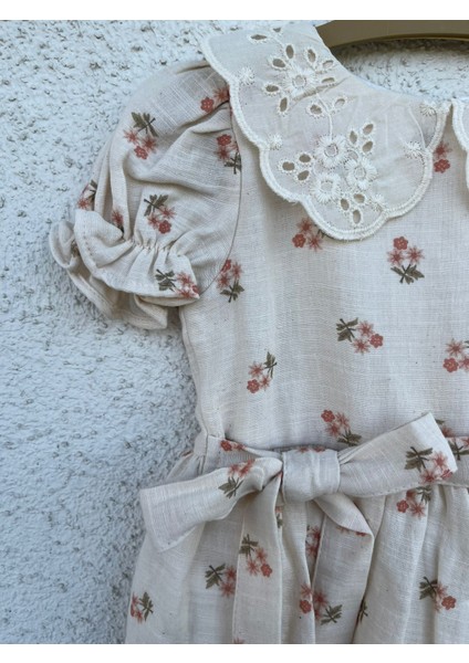 Müslin %100 Pamuk Astarlı Kız Elbisesi & Lady Gold Model & Çiçek Desenli & Dantel Yaka & 2-5 Yaş Bej Renk