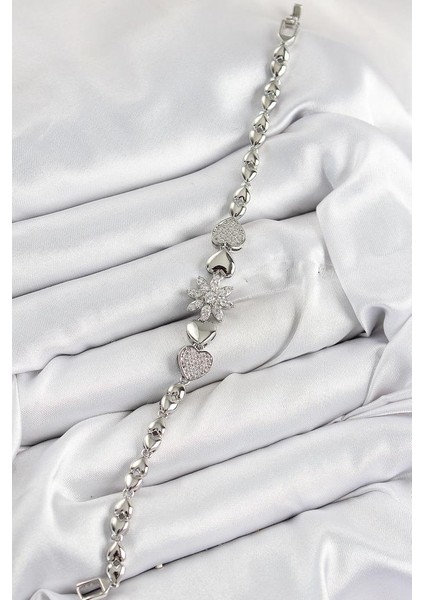 Pirinç Zirkon Taşlı Kalp Detaylı Çiçek Model Gümüş Renk Kadın Bileklik - TJ-BB7528 fiyatları