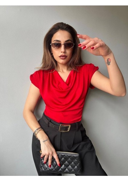 Kadın V Yaka Vatka Detay Kolsuz Dökümlü Bluz fiyatları