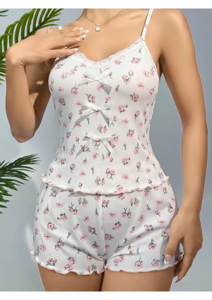 Pamuklu Beyaz Üstüne Çiçek Desen Fitilli Askılı Şortlu Pijama Takımı