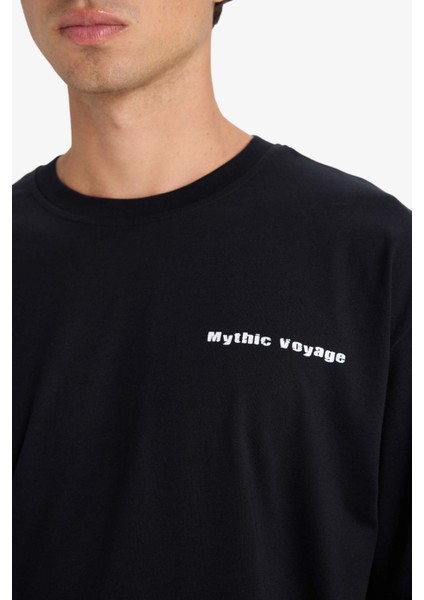 %100 Pamuk Boxy Fit Rahat Kesim Bisiklet Yaka Sırt Baskılı Kısa Kollu Tişört F8327AX25AU indirimleri