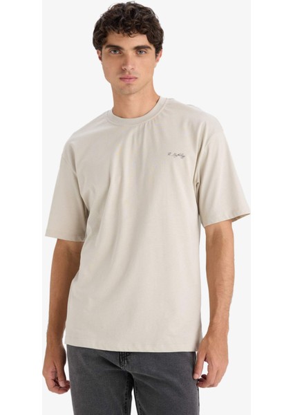 %100 Pamuk Boxy Fit Rahat Kesim Bisiklet Yaka Sırt Baskılı Kısa Kollu Tişört F8326AX25AU modelleri