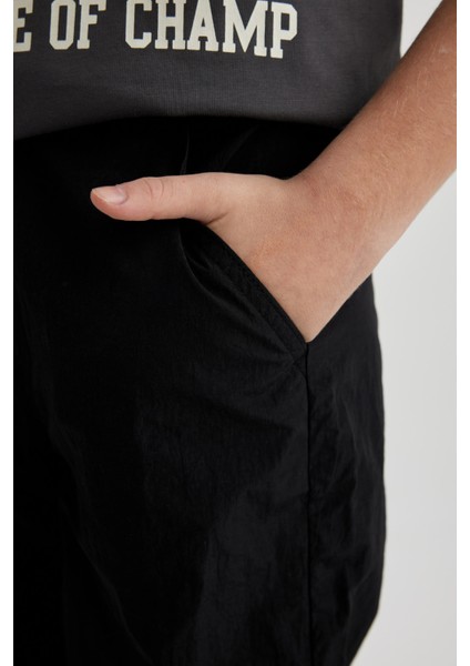 Erkek Çocuk Beli ve Paçası Lastikli Cepli Siyah Jogger Paraşüt Basic Düz Pantolon B6602A824SM fırsatları