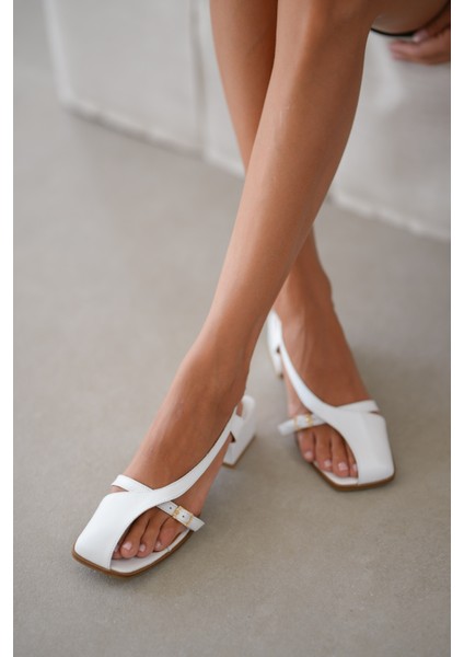 Begon Asimetrik Kesim Tokalı Hakiki Deri Kadın Sandalet- Beyaz
