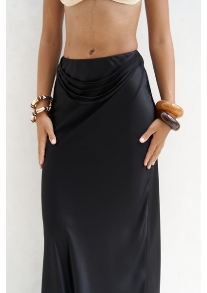 Muirnas Askı Detay Siyah Uzun Saten Etek