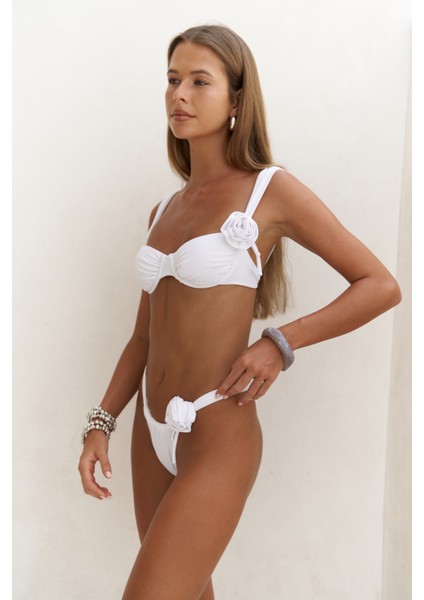 Larasis Çiçek Detaylı Beyaz Bikini Altı