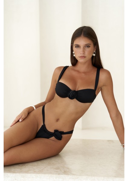 Larasis Çiçek Detaylı Gloplu Siyah Bikini Üstü