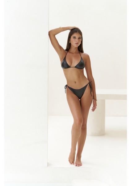 Mutia Bağcıklı Parlak Siyah Bikini Altı