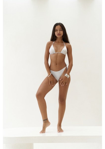 Mutia Bağcıklı Parlak Beyaz Bikini Üstü