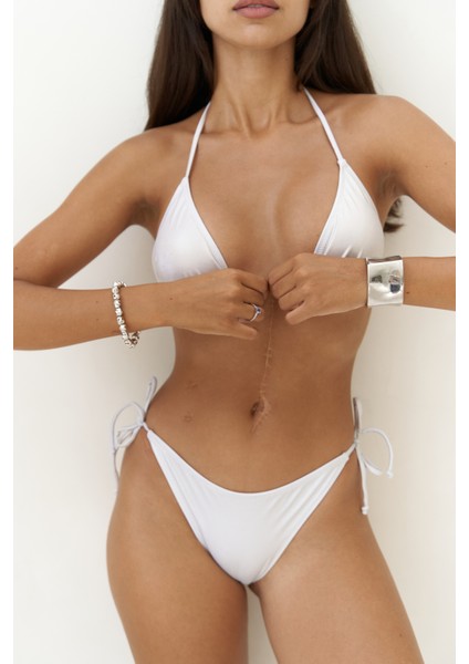Mutia Bağcıklı Parlak Beyaz Bikini Üstü