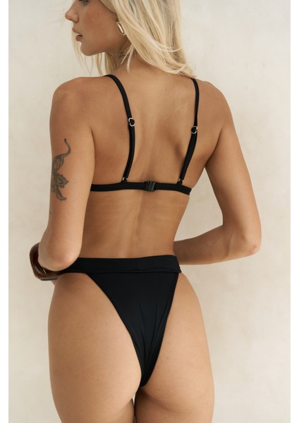 Bagus Askılı Üçgen Siyah Bikini Üstü