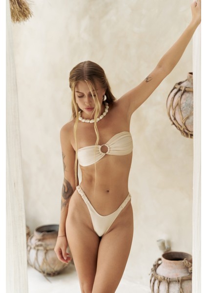 Zahira Yan Büzgü Detaylı Brezilyan Bej Bikini Altı