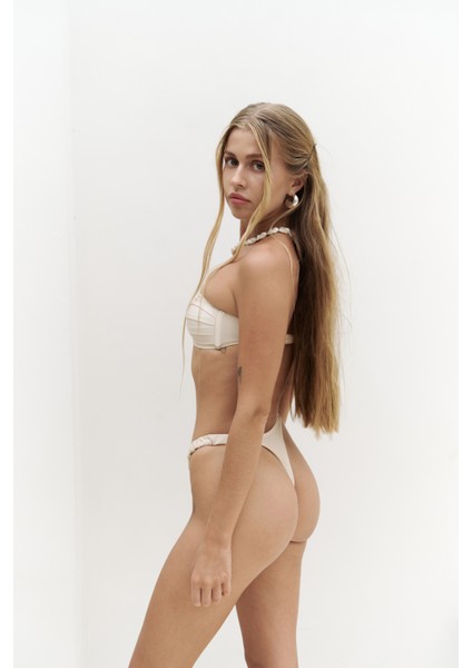 Zahira Yan Büzgü Detaylı Brezilyan Bej Bikini Altı