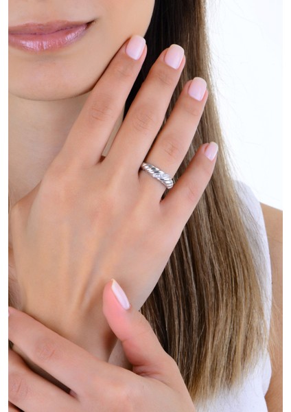 Gümüş Rodyumlu Zirkon Taşlı Midye Desenli Burgu Yüzük