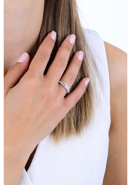 Gümüş Rodyumlu Zirkon Taşlı Midye Desenli Burgu Yüzük modelleri