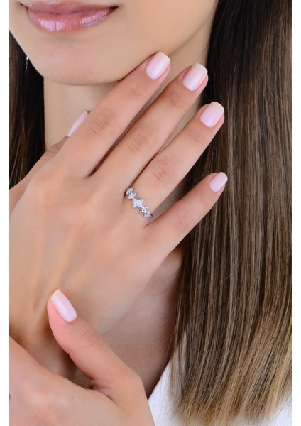 Gümüş Rodyumlu Zirkon ve Sedef Taşlı Ardışık Yonca Şans Yüzük