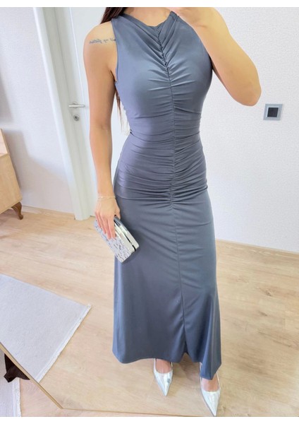 Ipeksi Kolsuz Büzgülü Uzun Elbise - Füme fiyatları