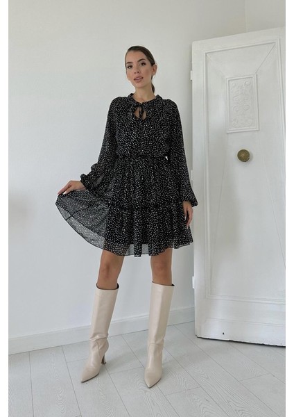 Ipeksi Siyah Eteği Katlı Puantiyeli Elbise