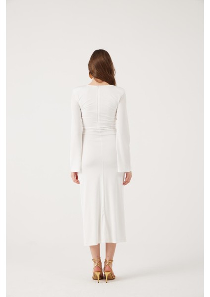 V Yaka Aksesuarlı Uzun Sunlit Elbise Beyaz indirimleri